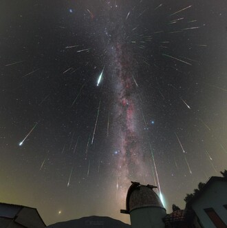 Meteorický roj Perseid noci maxima v roce 2018 nad kolonickou observatoří v Poloninách na Slovensku. Mezi meteory byly i opravdu jasné bolidy.