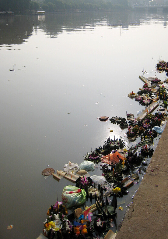 Místní pláže se topí v odpadcích a na většině z nich se nesmí koupat. Do okolních vod se každý den vypustí tisíce litrů nevyčištěných odpadních vod, napsala agentura AFP.