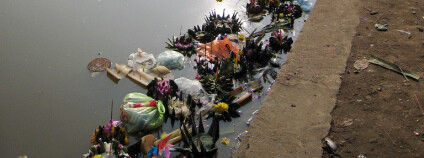 Odpad ve vodě Foto: Kevin Li Flickr