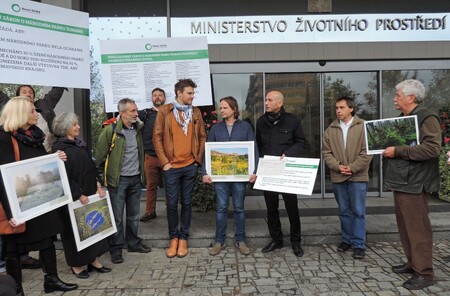 Předávání &quot;Petice za dobrý zákon o NP Šumava&quot; za účasti Olgy Sommerové, Táni Fischerové, Petra Vacka, Vojtěcha Dyka, Kryštofa Hádka a Václava Chaloupka