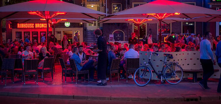 Francouzští environmentální aktivisté upozorňují na problém v podobě nejrůznějších teplo-sálajících vyhřívačích a přenosných teplometů, kterými restauratéři a majitelé kaváren vyhřívají venkovní terasy svých podniků. Takový tepelný komfort není zadarmo. / Ilustrační foto