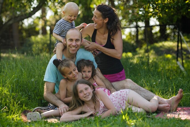 Dříve děti běhaly venku samy a v osmi letech měly několikakilometrový rádius od domova bez jakékoliv kontroly, říká Petr Daniš (na snímku se svou rodinou).