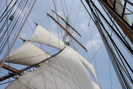 Ve Francii i jinde se rodí další projekty, jejichž cílem je využívat k přepravě nákladu sílu větru, na moderních plachetnicích, ale také na nákladních lodích vybavených sklopnými pevnými křídly nebo na kontejnerových lodích tažených drakem