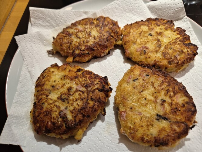 Bramborovo-zelné placky ze zbytku dušeného kysaného zelí a bramborové kaše.