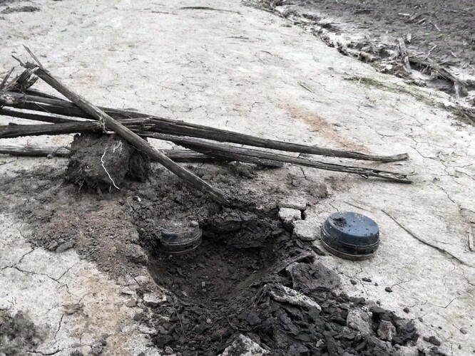 Ruské protipěchotní miny PMN-4, nalezené 11. dubna 2022 v Sumské oblasti Ukrajiny na polní cestě u obce Malii Vistorop.