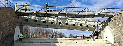 Osazení nové klapky na jezu v Rajhradě Foto: Povodí Moravy