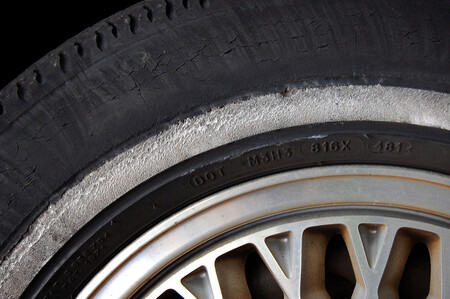 "Vy jako občan máte auto, pořídíte si nové pneumatiky a potřebujete se zbavit těch starých. Pneuservis musí provádět zpětný odběr tak jako tak ze zákona. Na účtence musí být uvedena částka na recyklační poplatek podobně jako u elektroodpadu. Občan si lidově řečeno recyklaci předplácí," vysvětlil