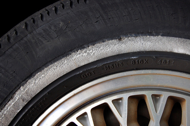 Pneumatiky, do nichž se ke zlepšení jízdních vlastností a odolnosti přidávají i škodlivé látky, jsou považované za významný zdroj znečištění mikroplasty.