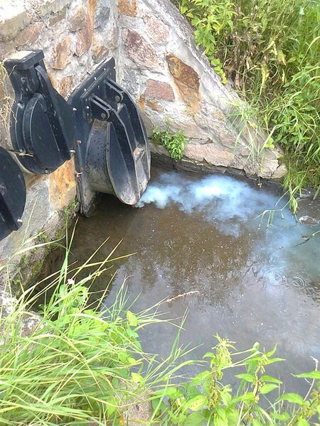 Znečišťující látky unikly do dešťové kanalizace z budovy, jejíž část funguje jako myčka vysokozdvižných vozíků na plynový pohon.