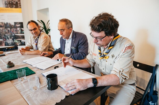 Podpis memoranda. Zleva starosta Junáka Josef Jose Výprachtický, ředitel Agentury ochrany přírody a krajiny František Pelc a šéf Skautského institutu Miloš Říha.