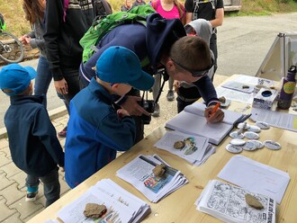 Dokument během víkendové akce v polovině července osobně podepsalo 6594 návštěvníků Krkonošského národního parku. Další stovky signatářů se už k závazku připojily přes facebookové stránky Není zvěř jako zvěř.