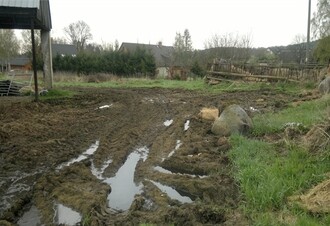 Pohled na úniky hnojůvky a výluhů hnoje z výběhu.