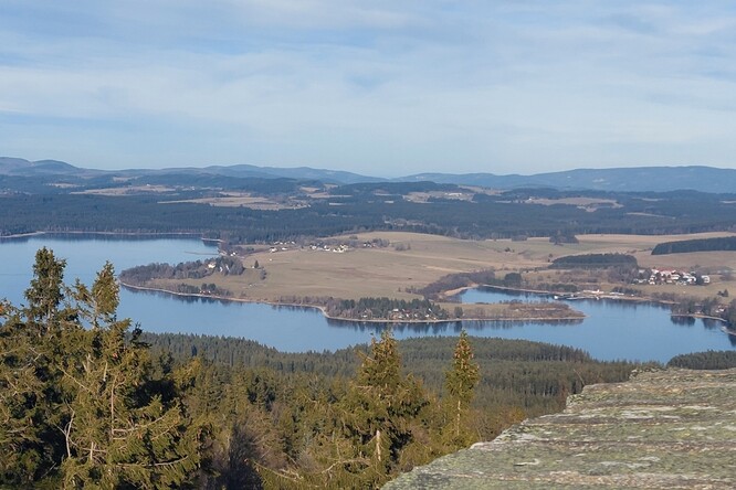 Pohled na Kovářov z Vítkova hrádku. Pohled na Kovářov z Vítkova hrádku.