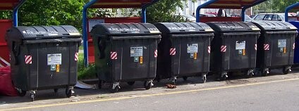 Odpadové kontejnery na Jižním Městě v Praze Foto: Šjů / Wikimedia Commons