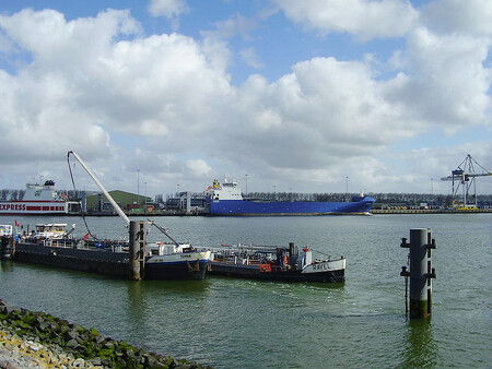 Většina lodí plujících do Británie tankuje v Rotterdamu v Holandsku (na obrázku), kde jsou ceny pohonných hmot levnější.