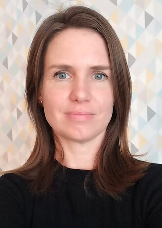 Ing. Klára Dušková vystudovala obor Inženýrství životního prostředí na stavební fakultě ČVUT v Praze. Poté přes 10 let pracovala v projekční vodohospodářské firmě, kde se zabývala hlavně zpracováním studií, vodohospodářských plánů a hydrologických modelů. Je autorizovanou inženýrkou pro stavby vodního hospodářství a krajinného inženýrství. Nyní se v Nadaci Via podílí na komunitním programu Místo, kde žijeme, na starost má zejména téma krajiny. Snaží se lidem ukázat cesty, jak se mohou formou sousedských aktivit podílet na zlepšování stavu našeho prostředí.