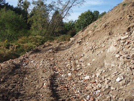 K provedení úprav bývalé skládky komunálního odpadu v Blatci na Olomoucku použil podnikatel Vladimír Pospíšil téměř třikrát více odpadu, než měl povoleno Magistrátem města Olomouce.