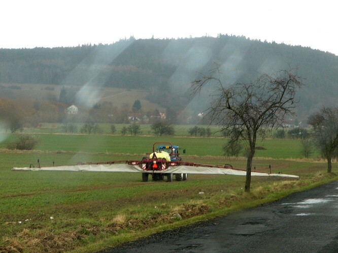 Tady se „jede na chemii“. Aplikace kyseliny močové s aditivy za deště nedaleko řeky Úhlavy. Přeštice, jižní Plzeňsko.