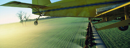 Letecký postřik. Foto: tpmartins/Flickr