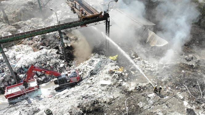 Požár v areálu kovošrotu v Kralupech nad Vltavou si vyžádal vyhlášení zvláštního stupně požárního poplachu.