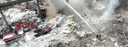 Požár v areálu kovošrotu v Kralupech nad Vltavou. Jan Kostík, oddělení dokumentaristace MV-GŘ HZS ČR. HZS Středočeského kraje