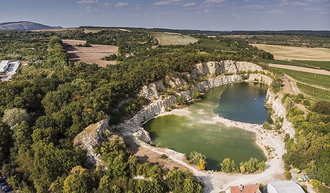 Kromě počtu bude správa více regulovat i chování návštěvníků. Povoleno například bude použití pouze ekologicky šetrných opalovacích prostředků, aby nebyla znečišťována voda. Od konce června se v lomu také bude vybírat vstupné.