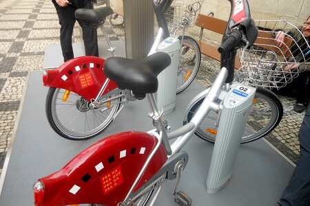 V Ostravě je zhruba 250 kilometrů cyklostezek a cyklotras. Stanoviště pro sdílená kola jsou zatím zejména v centrálním obvodě Moravská Ostrava a Přívoz. Společnost Rekola, která službu ve městě poskytuje, provozuje sdílená kola od roku 2013. Působí v Praze, Brně, Olomouci, Českých Budějovicích, Liberci a Teplicích. / Ilustrační foto