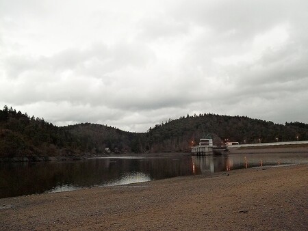 Hracholuská nádrž má rozlohu 490 hektarů. Vznikla vybudováním sypané hráze v roce 1964 a zaplavením údolí Mže. Znečištění na řece Mži by se mělo monitorovat zhruba rok.