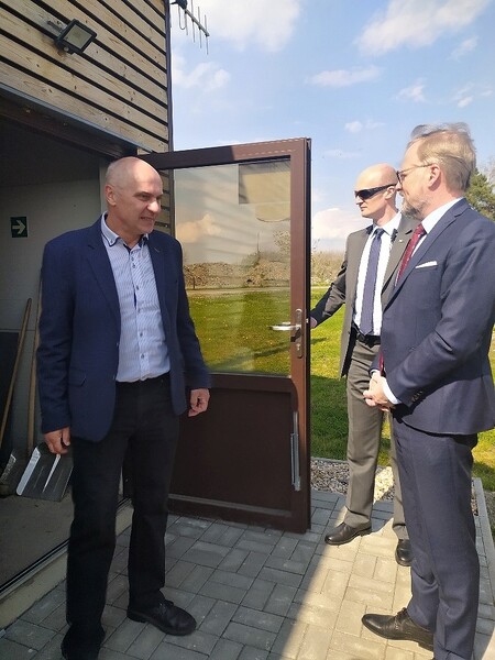 Starosta Milan Kazda provází premiéra Petra Fialu po zázemí energeticky soběstačné obce.