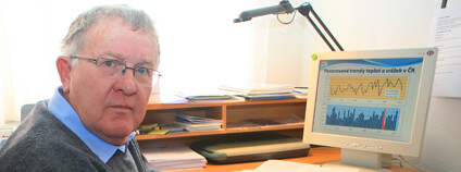 Klimatolog Jan Pretel ve své pracovně. Foto: Jan Rybář / Ekolist.cz