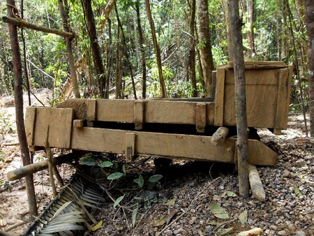 Rostoucí ceny zlata mají nečekané dopady i na životní prostředí. Na snímku prosívací zařízení, které zlatokopové používají při těžbě zlata.