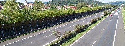 Protihluková stěna na dálnci D5 u Zdice. Foto: ŠJů/Wikimedia Commons