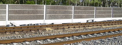 Protihlukové stěny podél železnice. Ilustrační foto: B.Zsolt/Wikimedia Commons