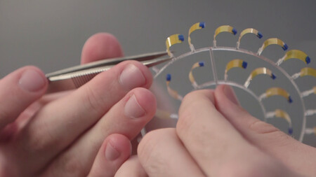 Zařízení je podobné turbíně a obsahuje malé kousky ze zárodečných buněk umístěné na konci pásků, jež jsou připojené k oběžnému kolu. Polovina oběžného kola je umístěna v plastové schránce, ve které jsou pásky vystaveny vysoké vlhkosti a napínají se. Druhá část kola je poté ponechána v prostředí s nízkou vlhkostí, ve kterém se pásky opět stočí.