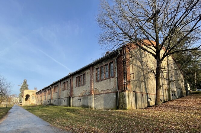 Nejnižší, nejdelší trakt filtrace, uprostřed s portálem nad vchodem.