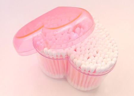 Evropská komise minulý týden navrhla zákaz jednorázových plastových brček, nádobí, vatových tyčinek a některých dalších plastových výrobků na jedno použití. Jejich prodej má být zakázán, pokud existují dostupné a cenově přijatelné alternativy. Podle prvního místopředsedy komise Franse Timmermanse by měly členské země i Evropský parlament návrhy projednat přednostně tak, aby byly přijaty ještě před volbami do europarlamentu na jaře příštího roku. Výrobci vatových tyčinek do uší nahradí v případě potřeby plast při jejich výrobě papírem. / Ilustrační foto