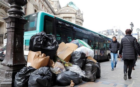 V ulicích Paříže se hromadí odpadky. Jejich odvoz narušila stávka ve třech spalovnách v okolí francouzské metropole. Zaměstnancům spaloven se nelíbí plánovaná vládní důchodová reforma, proti které ve Francii lidé různých profesí protestují již dva měsíce.