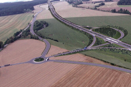 V roce 2016 vládní nařízení na seznam prioritních dopravních staveb zařadilo například obchvaty Českých Budějovic, Frýdku-Místku a některých obcí na trase dálnice D6, stejně jako vybrané úseky D35, D49 a D1. / Ilustrační foto
