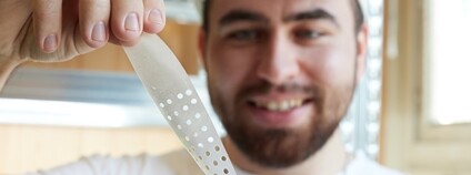 Vědci vyvíjejí bio-fólie, které mohou nahradit plasty v zemědělství Foto: Radim Zelinka a bio-fólie. Mendelova univerzita v Brně