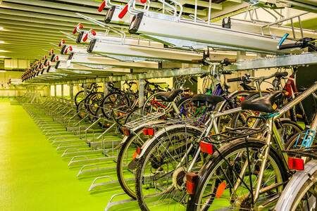 Cykloparkoviště se nachází na dopravně vytíženém místě, kromě vlaku mohou cestující využít tramvaj, autobus a metro