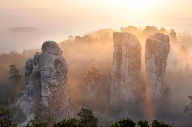 Ráno z Mariánské vyhlídky. Pohledy z ikonických vyhlídek na krajinu Českého ráje by poškodily monumenty dálnice. Návštěvnický zážitek by navíc devastoval nepřetržitý hukot dálnice.