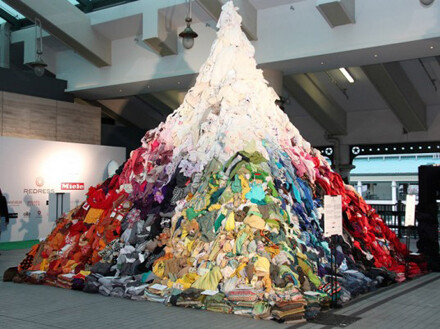 Téměr 5m vysoká hromada secondhandového oblečení představuje pouhá 3 % z 253 tun oblečení, které denně vyhodí obyvatelé Hong-Kongu. V Británii je to ročně okolo 1,2 milionu tun (zdroj: ecouterre.com)