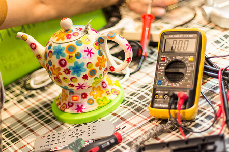 Organizátoři akce se inspirovali tzv. Repair Café provozovanými v zahraničí. Jde o setkání hobby i profesionálních opravářů mnoha oborů, kterým mohou lidé nosit po celý den své rozbité výrobky