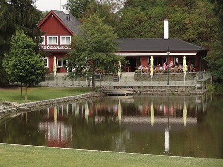 Přírodní kouapiště Jureček. Rybník Marvánek byl podobně jako rybník Jureček kdysi vyhledávaným letoviskem pražských rekreantů.