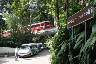 Rio de Janeiro je jedno z mála světových velkoměst, na jehož území se rozkládá národní park. Jeho součástí je i slavná socha Krista Spasitele tyčící se na kopci Corcovado vysoko nad městem. K soše se kvůli tomu dostanete buď vláčkem, anebo mikrobusy, které provozuje státní ochranářská agentura IBAMA