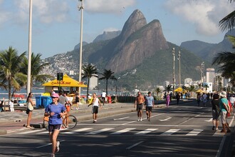 Podél pláže vede široký chodník a cyklostezka, za nimi je tříproudá silnice v obou směrech. Každou neděli se tři proudy u pláže Ipanema pro motodopravu zavřou a lidé si užívají. Běhají, jezdí na kole, na skejtu, na inlajnech, nejvíc se jich ale jen tak prochází a užívá si sluníčka