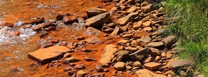 Známky znečištění důní vodou na Shamokin Creek Foto: Jakec Wikimedia Commons