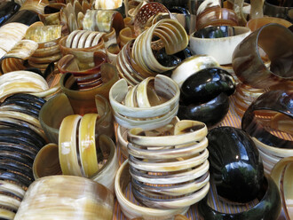 Náramky z rohoviny nabízené na trhu.