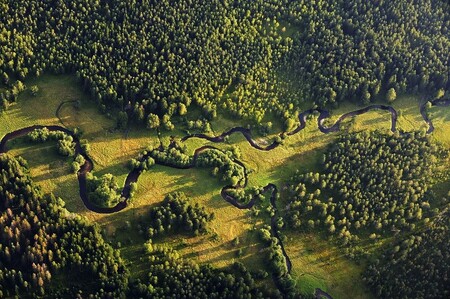 Roklanský potok pramení ve výšce 1 264 nedaleko hranice s Německem. Protéká veřejnosti nepřístupnou Roklanskou slati s extrémně mrazivým klimatem.