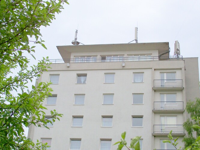 Budky pro rorýse je nutné instalovat co nejvýše, ideálně na stěny vyšší než 15 m, kde v blízkosti nejsou dráty ani vysoké stromy.